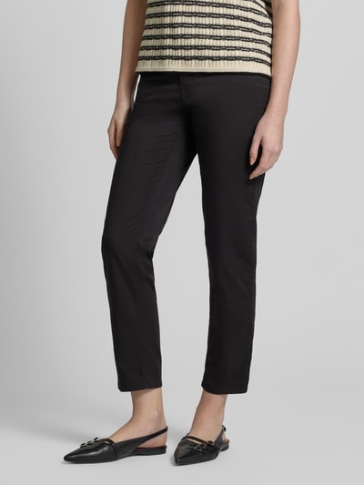 Frauenmodel trägt Brax Hose in verkürzter Passform Modell 'Mary' aus Baumwoll-Lyocell-Mix mit Eingrifftaschen, Nahaufnahme Unterkörper.