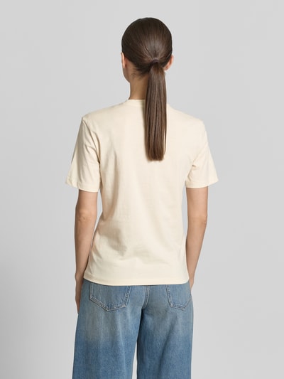 Vrouwenmodel draagt T-Shirt aus Baumwolle mit Rundhalsausschnitt van Jake*s Casual in licht beige, regular fit, pure katoen, eenvoudige structuur, ruglengte bij maat S: 57 cm, volledig beeld van achteren.