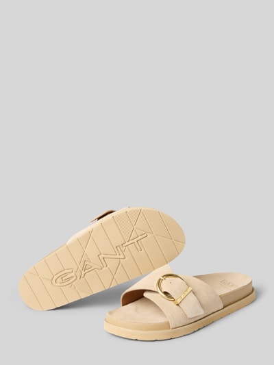 Produktfoto, Slipper aus echtem Leder Modell 'Mardale' von Gant für Damen, Abgerundete Passform, offene Ferse, Absatzhöhe 3 cm, Schaftweite 8 cm, beige Töne, strukturierte Sohle, goldfarbene Schnalle, weiche Wildleder-Textur.