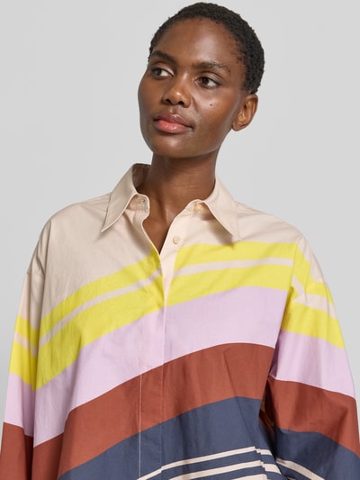 Frauenmodel trägt Boxy Fit Langarmbluse aus reiner Baumwolle Modell 'JOPPY' von Essentiel Antwerp mit breiten farbigen Streifen, Nahaufnahme Oberkörper. Damen Langarmbluse von Essentiel Antwerp.