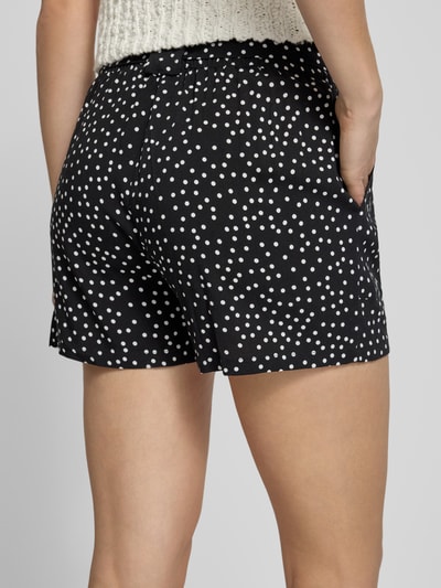 Frauenmodel trägt Loose Fit Bermudas aus reiner Viskose Modell 'NOVA' von Only mit Allover-Muster, elastischem Bund, Ganzkörperansicht Rückansicht.