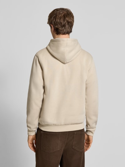 Männermodel trägt Hoodie mit Kapuze Modell 'BRADLEY' von Jack & Jones in Beige, lockerer Schnitt, Baumwoll-Mix, Ganzkörperansicht Rückansicht.
