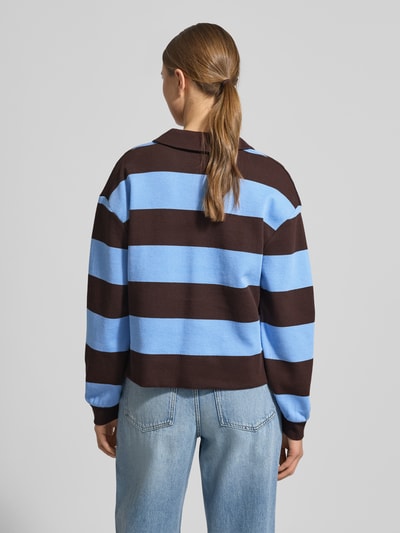 Vrouwenmodel draagt sweatshirt met brede blauw-bruine strepen, platte kraag en V-hals, model 'Glocki' van Opus, recht model, mix van katoen en elastaan, elastische boorden, rugaanzicht