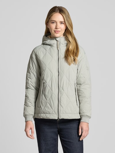 Frauenmodel trägt Steppjacke mit Zweiwege-Reißverschluss von camel active in hellem Grau mit Kapuze, Eingrifftaschen, elastischen Ärmelabschlüssen, Gerade Passform, Nahaufnahme Oberkörper. Rückenlänge 71 cm, Schulterbreite 48 cm, Brustweite 56 cm, Ärmellänge 58 cm bei Größe 36.