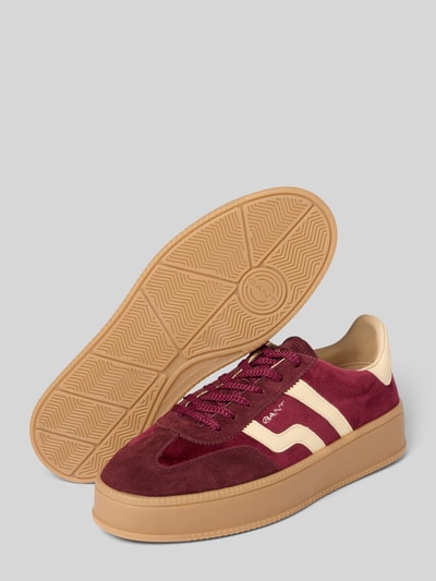 Produktfoto, Sneaker aus echtem Rindsleder Modell 'Cuzamani' von GANT in Dunkelrot mit cremefarbenen Details, glatter und samtiger Textur, Damen Sneaker von GANT