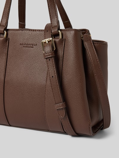Produktfoto, bruine handtas in leerlook Model 'Nelma' van Seidenfelt met logodetail, schouderband, verdeeld hoofdvak met ritssluiting en magneetsluiting, breedte 30 cm, lengte 20 cm, diepte 11 cm, schouderbandlengte 120 cm