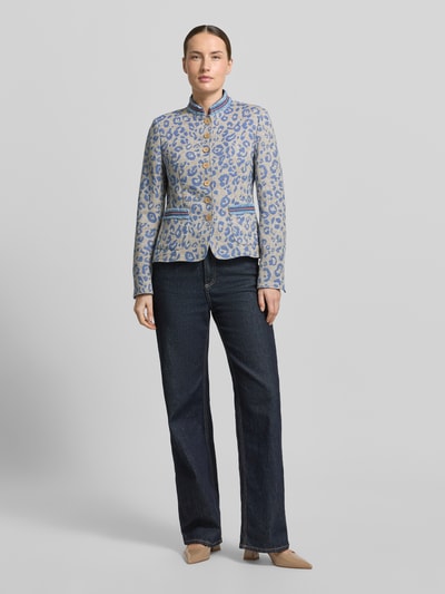 Modelka kobieca nosi Slim Fit Blazer mit Allover-Animal-Stitching von WHITE LABEL, bawełniany miks, krój slim fit, niebiesko-beżowe wzory, stójka, naszywane kieszenie, pełne zapięcie na guziki, długość tyłu w rozmiarze 36: 58 cm, szerokość w rozmiarze 36: 48 cm, długość rękawa w rozmiarze 36: 64 cm, widok całej sylwetki z przodu.