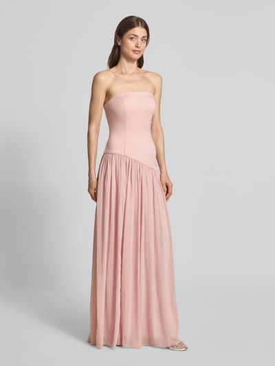 Frauenmodel trägt Abendkleid in Falten-Optik von Unique in zartem Rosa, taillierte Passform, schulterfrei, Maxilänge, Ganzkörperansicht von vorne.