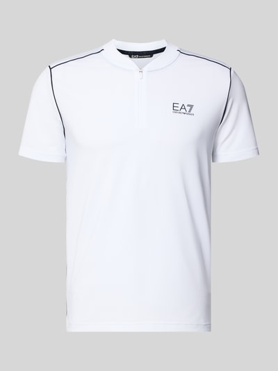 Produktfoto, weißes Regular Fit T-Shirt mit Stehkragen von EA7 Emporio Armani, Label-Print, Reißverschluss, glatte Textur