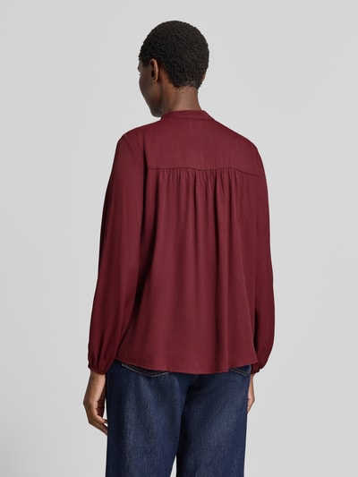 Vrouwenmodel draagt Regular Fit blouse uit zuiver viscose met druppelvormige hals en knoopsluiting van MORE, donkerrood, rugaanzicht. Ruglengte maat 36: 64 cm, mouwlengte maat 36: 65 cm.