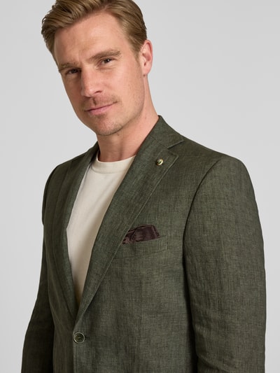 Männermodel trägt Sakko aus Viskose mit Einstecktuch Modell 'Tebbo' van Carl Gross in groen, regular fit, detailopname bovenlichaam.