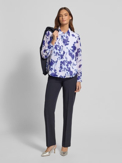 Vrouwenmodel draagt Regular Fit Hemdbluse in semitransparentem Design van Calvin Klein Womenswear, Chiffon, blauwe en witte tinten, overhemkraag, met lange mouwen, knoopsluiting, sportmanchetten, ruglengte maat S 62 cm, mouwlengte maat S 60 cm, full body voorkant.
