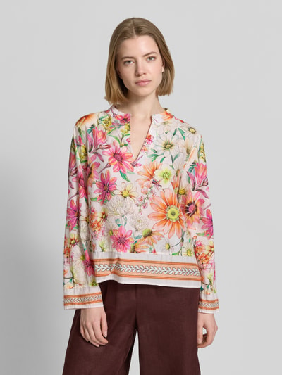 Frauenmodel trägt Bluse mit Tunikakragen von Emily Van den Bergh in buntem Blumenmuster, reine Baumwolle, Straight Fit, Ganzkörperansicht von vorne.