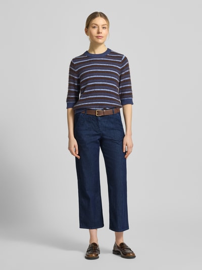 Frauenmodel trägt Wide Leg Jeans in verkürzter Passform Modell 'Maine' von Brax aus Baumwoll-Mix, dunkelblau, Ganzkörperansicht von vorne.
