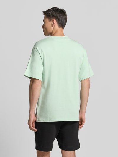 Männermodel trägt T-Shirt mit 1/2-Arm von COLUCCI in Mintgrün, reine Baumwolle, gerader Schnitt, Rückenlänge 72 cm, Ganzkörperansicht Rückansicht