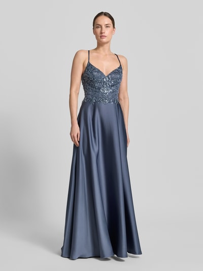 Modelka kobieca nosi Maxikleid aus Satin mit Pailletten von Laona, granatowy kolor, A-linia, dekolt V, satyna, cekiny, długość tyłu w rozmiarze 36: 156 cm, szerokość w rozmiarze 36: 40 cm, widok całej sylwetki z przodu.