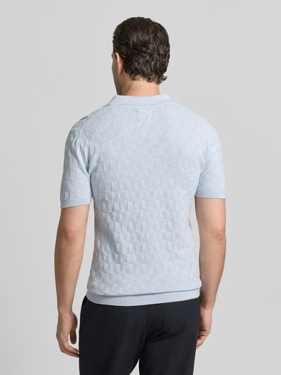 Männermodel trägt Regular Fit Poloshirt mit Strukturmuster von MCNEAL aus reiner Baumwolle, Strick-Optik, hellblau, Ganzkörperansicht Rückansicht.