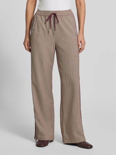 Vrouwenmodel draagt Wide Fit broek met viscose van Liu Jo, elastische materiaalmix, logodetail, tunnelkoord, steekzakken, voorkant volledig, KI-modifiziertes Bild. Context: Dames broek van Liu Jo Sport, elastische materiaalmix met viscose, wide fit, logodetail, elastische band met tunnelkoord, steekzakken, bandwijdte maat S: 38 cm, binnenbeenlengte maat S: 80 cm.
