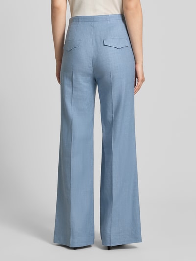 Frauenmodel trägt Slim Fit Marlenehose aus Leinen-Mix von Windsor in Hellblau mit Bundfalten, Stretch-Anteil, Produktbeschreibung, Ganzkörperansicht Rückansicht.