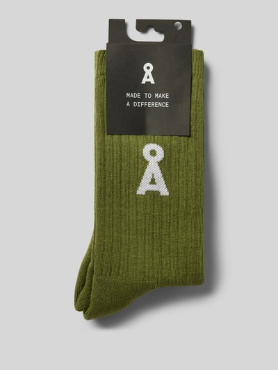 Produktfoto, grüne Socken aus Baumwoll-Mix Modell 'SAAMUS' von ARMEDANGELS, gerippte Struktur, weißes Logo, Damen Socken von ARMEDANGELS.