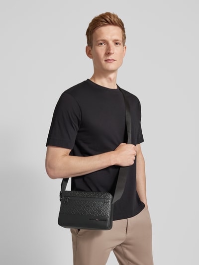 Tommy Hilfiger Umhängetasche mit Strukturmuster Black 1