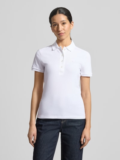 Frauenmodel trägt Regular Fit Poloshirt aus Baumwoll-Mix von Lacoste Sport, weiß, kurzarm, Polokragen, Logo-Stitching, Ganzkörperansicht von vorne.