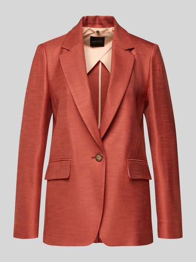 Produktfoto, Slim Fit Blazer aus Viskose-Elasthan-Mix mit Pattentaschen von Marc Cain in rostrotem Ton, strukturierte Oberfläche, Reverskragen, Ein-Knopf-Verschluss, Brustweite 49 cm, Rückenlänge 68 cm, Ärmellänge 62 cm.