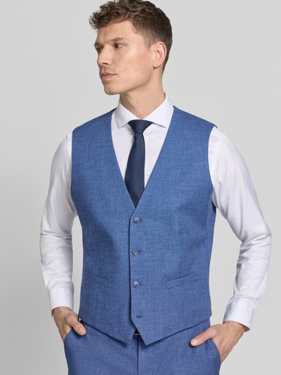 Männermodel trägt Weste mit V-Ausschnitt und Eingrifftaschen von Christian Berg Men in Blau, Material-Mix mit Viskose-Anteil, Regular-Fit, Knopfleiste, Rückenlänge bei Größe 50: 61 cm, Ganzkörperansicht von vorne.