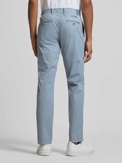 Mannenmodel draagt lichtblauwe Slim fit stoffen broek met achterzakken Model 'Fabio' van BRAX, katoenmix, bandwijdte 44 cm, binnenbeenlengte 81 cm, steekzakken, muntzakje, knoop- en ritssluiting. Ganzkörperansicht Rückansicht.