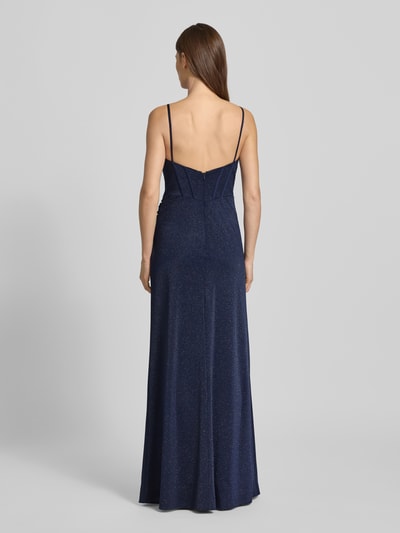Frauenmodel trägt Abendkleid mit Spaghettiträger von Jake*s Cocktail in Dunkelblau, Material-Mix mit Stretch, taillierter Schnitt, Ganzkörperansicht Rückansicht.