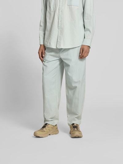 Männermodel trägt Relaxed Fit Sweatpants in Denim-Optik von Kenzo, helle Baumwolle, elastischer Bund, Knopfverschluss, Ganzkörperansicht von vorne.