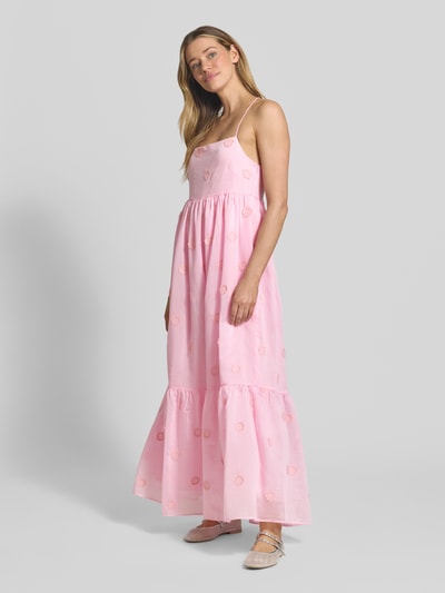 Frauenmodel trägt Midikleid aus Lyocell-Mix Modell 'Cherish' von SUNCOO PARIS in Rosa mit floraler Zierbesatz, Spaghetti-Träger, Ganzkörperansicht von vorne. Rückenlänge bei Größe S: 118 cm, Brustweite bei Größe S: 27 cm.