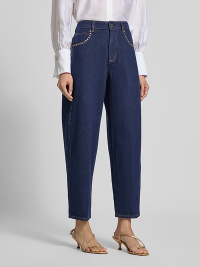 Frauenmodel trägt Barrel Fit Jeans aus reiner Baumwolle mit Strasssteinbesatz von Liu Jo White in Dunkelblau, Nahaufnahme Oberkörper.