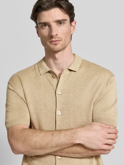 Männermodel trägt Freizeithemd mit 1/2-Arm Modell 'BELLS' von Casual Friday in Beige, Baumwoll-Lyocell-Mix, Nahaufnahme Oberkörper.