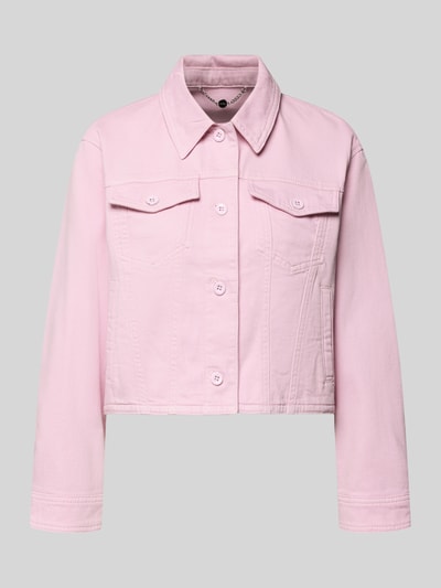 Produktfoto, Jeansjacke mit Knopfleiste und Brusttaschen von Marc Cain aus Baumwoll-Elasthan-Mix in Rosa, Boxy Fit, Umlegekragen, strukturierte Oberfläche. Rückenlänge bei Größe 36: 51 cm, Schulterbreite: 47 cm, Brustweite: 54 cm, Ärmellänge: 56 cm.