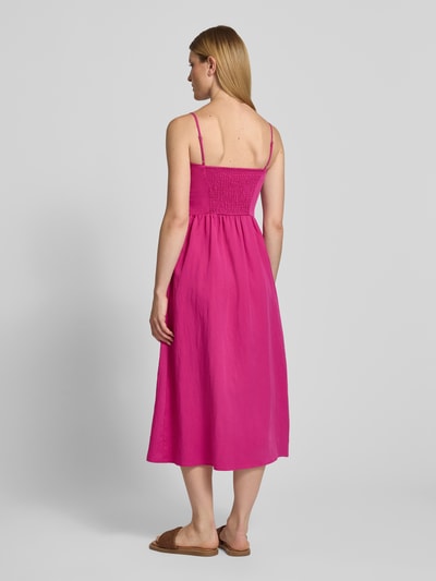 Frauenmodel trägt Midikleid aus Lyocell-Mix mit Spitzenbesatz von Jake*s Casual in kräftigem Pink, A-Linie, Spaghettiträger, Viskose-Anteil, Rückenlänge 103 cm, Brustweite 36 cm, Ganzkörperansicht Rückansicht.