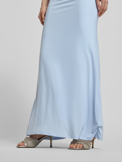 Kobiece model prezentuje długą spódnicę Forever New, model 'Mimi Flute Maxi Skirt', mieszanka materiałów z dodatkiem streczu, linia a, drapowania, szerokość w rozmiarze 36: 34 cm, całkowita długość w rozmiarze 36: 106 cm, jasnoniebieska, gładka tekstura, detaliczny widok dolnej części spódnicy.