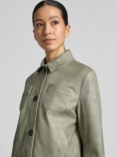 Frauenmodel trägt Regular Fit Jacke in Leder-Optik von Amber & June in Olivgrün mit Umlegekragen und Brusttaschen, Nahaufnahme Oberkörper, Rückenlänge 54 cm, Schulterbreite 42 cm, Brustweite 52 cm, Ärmellänge 63 cm.