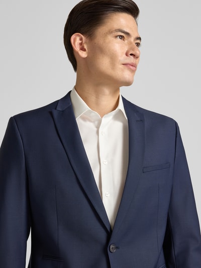 Männermodel trägt Regular Fit Sakko mit Woll-Anteil Modell 'Irving' von Drykorn in Dunkelblau, Elastischer Material-Mix, Nahaufnahme Oberkörper.