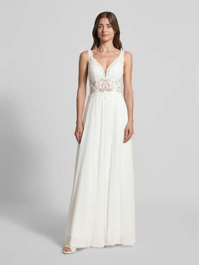 Vrouwenmodel draagt Brautkleid met floralem stitching van Mascara, getailleerde pasvorm, V-hals, mouwloos design, ruglengte maat 36: 127 cm, borstwijdte maat 36: 33 cm, witte kleur, bloemenmotief, onderrok, volledig zicht van voren.
