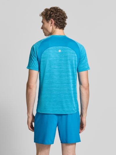Męski model nosi Regular Fit T-Shirt mit Logo-Print Model 'Road' von ASICS TIGER, niebieskie odcienie, półprzezroczysty materiał, okrągły dekolt, Długość tyłu w rozmiarze M: 69 cm, Ganzkörperansicht Rückansicht