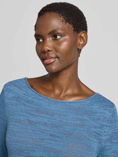 Frauenmodel trägt Slim Fit Pullover aus Baumwoll-Leinen-Mix von Marc O'Polo in meliertem Blau mit feiner Textur, Nahaufnahme Oberkörper, Damen Pullover von Marc O'Polo.