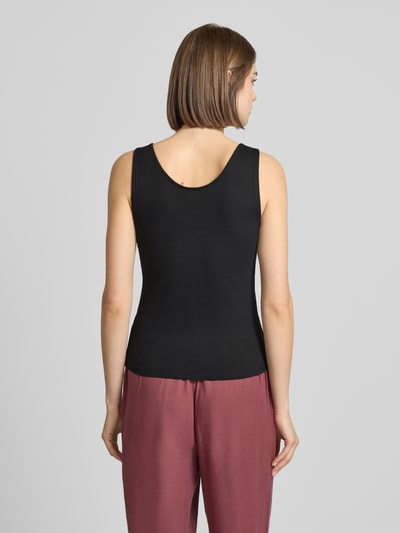 Frauenmodel trägt Slim Fit Tank Top aus Baumwoll-Mix Modell 'SIMPLE' von Only, Optik: Unifarben, Feinripp-Struktur, Ganzkörperansicht Rückansicht.