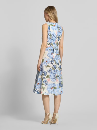 Frauenmodel trägt Midikleid mit floralem Allover-Print von Oui aus reiner Baumwolle, taillierte Passform, Falten-Optik, Ärmelloses-Design, Rückansicht Ganzkörperansicht.