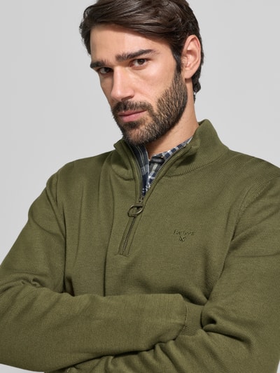 Männermodel trägt Regular Fit Troyer aus reiner Baumwolle Modell 'HALF ZIP' von Barbour, Optik: Unifarben, Nahaufnahme Oberkörper.