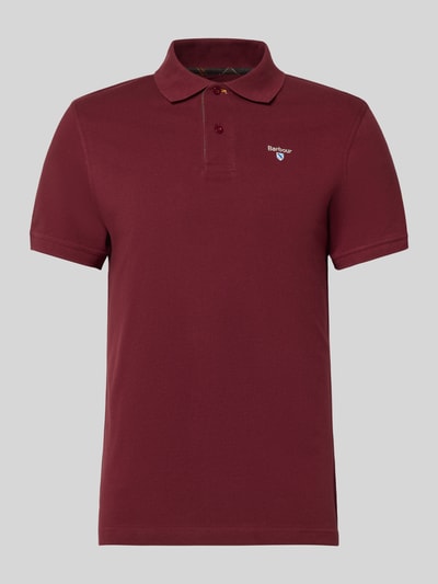Produktfoto, Regular Fit Poloshirt aus reiner Baumwolle von Barbour in effen bordeaux, piqué structuur, 2-knoopsluiting, labelstitching.