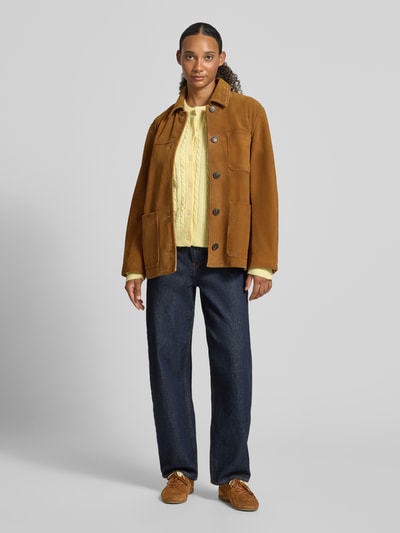 Vrouwenmodel draagt Regular fit lederjack van rundleer van Marc O'Polo DENIM in cognacbruin, klassieke knopen, jeans, staand, full-body voorkant.