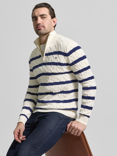 Mannenmodel draagt Slim Fit Pullover in Strick-Optik van Gant, katoen, troyer-kraag, logo-stitching, blauw-witte strepen, vooraanzicht bovenlichaam