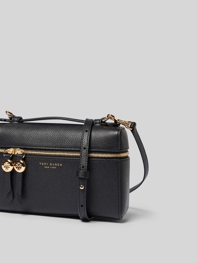 Produktfoto, Kosmetik-Tasche mit Logo-Detail von Tory Burch in Schwarz, Strukturleder, Hauptfach mit Zweiwege-Reißverschluss, Logo-Print und Logo-Prägung, abnehmbarer Schulterriemen, Maße 19 cm Breite, 13 cm Länge, 6 cm Tiefe.