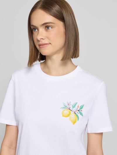 Frauenmodel trägt Regular Fit T-Shirt aus reiner Baumwolle Modell 'BRIANNA' von Pieces, weiß, Motiv-Print Zitrone, Jersey, Nahaufnahme Oberkörper.
